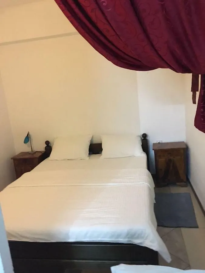 פורץ Apartmani Perla 0*,